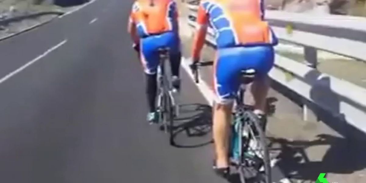 En la imagen dos ciclistas en la carretera