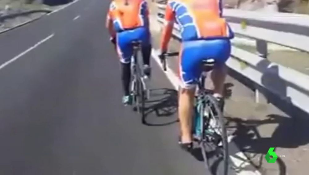 En la imagen dos ciclistas en la carretera