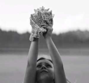 Una niña protagoniza el vídeo de 'Wonderful Wonderful' de The Killers Una niña protagoniza el vídeo de 'Wonderful Wonderful' de The Killers