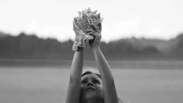 Una niña protagoniza el vídeo de 'Wonderful Wonderful' de The Killers