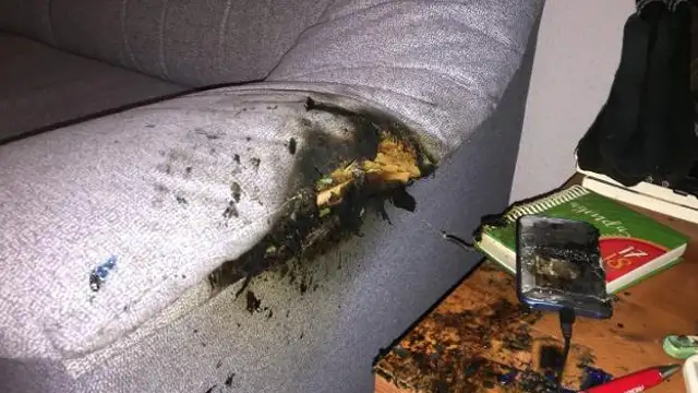 El sillón parcialmente quemado al estallar el móvil que estaba cargando en la mesita de al lado