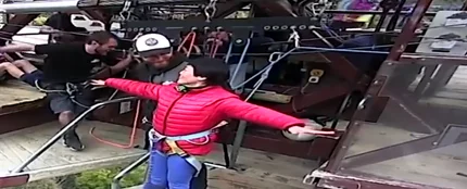 Una turista revoluciona Internet con su 'Puenting' Una turista revoluciona Internet con su 'Puenting'
