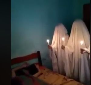 Unos chicos gastan una terrorífica broma a su amigo mientras duerme Unos chicos gastan una terrorífica broma a su amigo mientras duerme