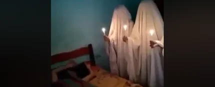Unos chicos gastan una terrorífica broma a su amigo mientras duerme Unos chicos gastan una terrorífica broma a su amigo mientras duerme