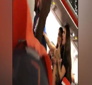 Una mujer la lia a bordo de un avión y enseña sus pechos destino a Ibiza. Una mujer la lia a bordo de un avión y enseña sus pechos destino a Ibiza.