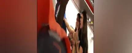 Una mujer la lia a bordo de un avión y enseña sus pechos destino a Ibiza. Una mujer la lia a bordo de un avión y enseña sus pechos destino a Ibiza.