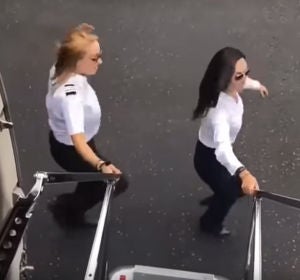 Una piloto y una azafata hacen el 'In My Feelings Challenge' al lado de un avión en marcha Una piloto y una azafata hacen el 'In My Feelings Challenge' al lado de un avión en marcha