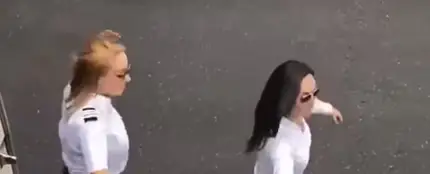 Una piloto y una azafata hacen el 'In My Feelings Challenge' al lado de un avión en marcha Una piloto y una azafata hacen el 'In My Feelings Challenge' al lado de un avión en marcha