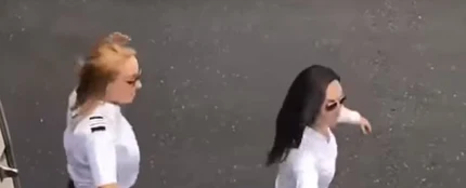 Una piloto y una azafata hacen el 'In My Feelings Challenge' al lado de un avión en marcha Una piloto y una azafata hacen el 'In My Feelings Challenge' al lado de un avión en marcha