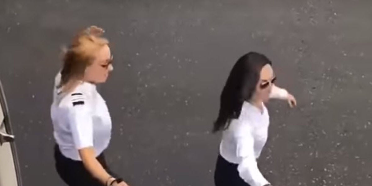 Una piloto y una azafata hacen el 'In My Feelings Challenge' al lado de un avión en marcha