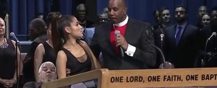 Polémica en EEUU por cómo el obispo del funeral de Aretha Franklin agarró por el pecho a la cantante Ariana Grande