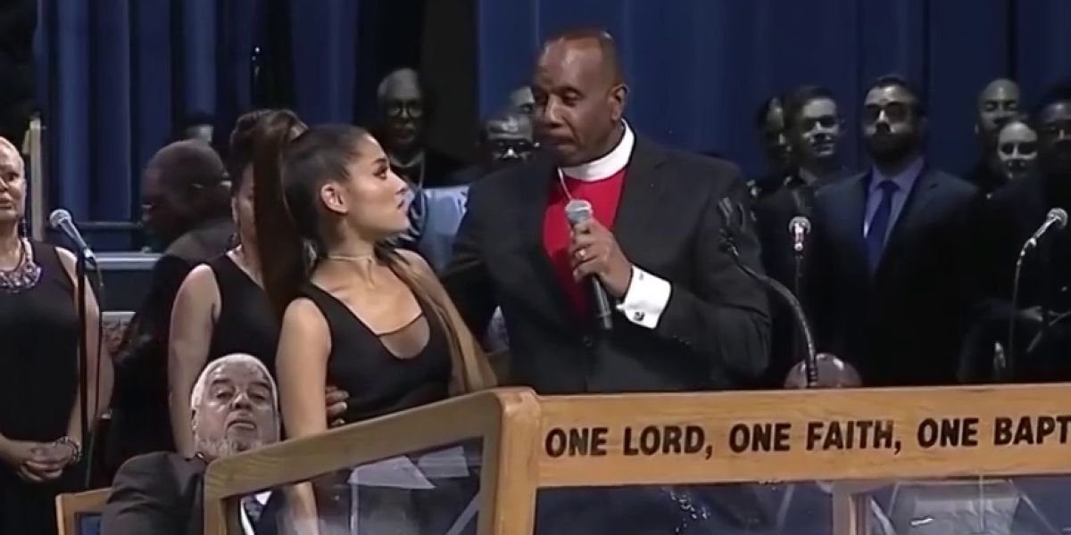 Polémica en EEUU por cómo el obispo del funeral de Aretha Franklin agarró por el pecho a la cantante Ariana Grande