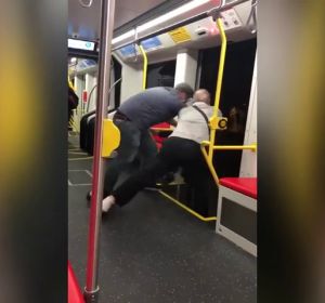 Indignación en las redes después de que dos hombres intentasen echar a la fuerza a un joven del tren por poner música "alta" Indignación en las redes después de que dos hombres intentasen echar a la fuerza a un joven del tren por poner música "alta"