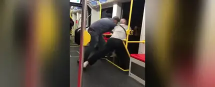 Indignación en las redes después de que dos hombres intentasen echar a la fuerza a un joven del tren por poner música "alta" Indignación en las redes después de que dos hombres intentasen echar a la fuerza a un joven del tren por poner música "alta"