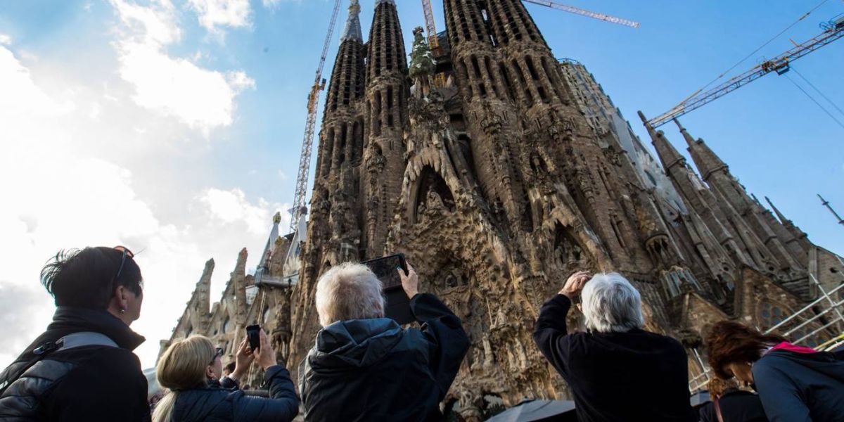 Turistas haciendo fotos a la Sagrada Familia (Barcelona)
