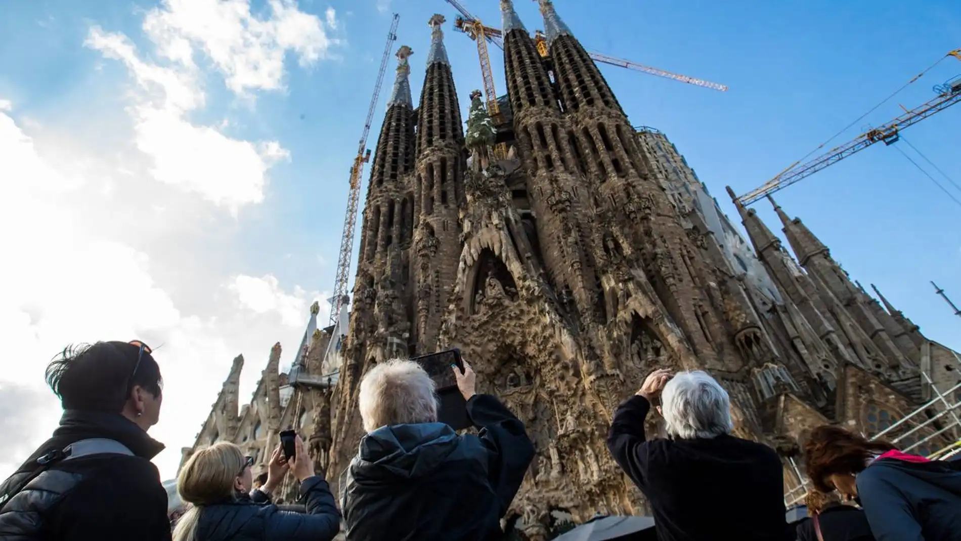 Turistas haciendo fotos a la Sagrada Familia (Barcelona)