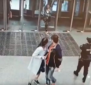 Atraviesa un cristal de la estación de metro por ir distraída mirando el móvil Atraviesa un cristal de la estación de metro por ir distraída mirando el móvil