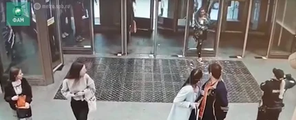 Atraviesa un cristal de la estación de metro por ir distraída mirando el móvil Atraviesa un cristal de la estación de metro por ir distraída mirando el móvil