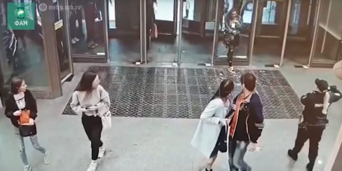 Atraviesa un cristal de la estación de metro por ir distraída mirando el móvil