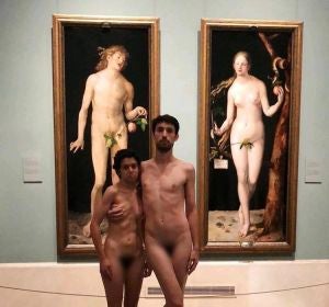 Pareja desnuda frente a los cuadros de Adán y Eva en el Museo del Prado Pareja desnuda frente a los cuadros de Adán y Eva en el Museo del Prado