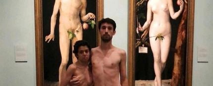 Pareja desnuda frente a los cuadros de Adán y Eva en el Museo del Prado