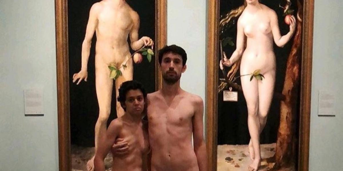 Pareja desnuda frente a los cuadros de Adán y Eva en el Museo del Prado