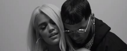 Karol G y Anuel Aa en el videoclip de 'Culpables'