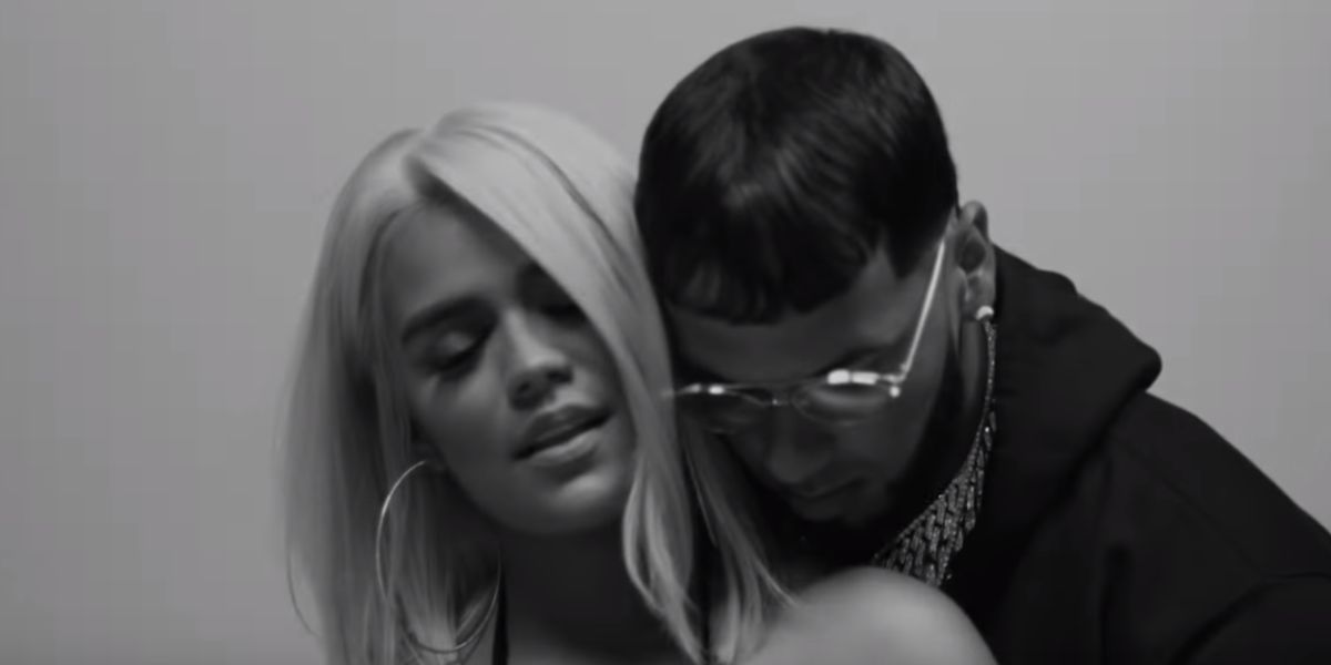Karol G y Anuel Aa en el videoclip de 'Culpables'