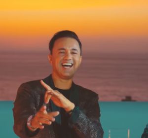 RedOne y Hatim Ammor en la versión en árabe de 'Nos fuimos lejos' de Descemer Bueno y Enrique Iglesias RedOne y Hatim Ammor en la versión en árabe de 'Nos fuimos lejos' de Descemer Bueno y Enrique Iglesias