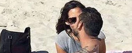 La extraña postura de unos amantes en la playa captada por Google Maps que enloquece a sus usuarios La extraña postura de unos amantes en la playa captada por Google Maps que enloquece a sus usuarios