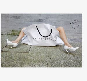 Victoria Beckham recrea la campaña que hizo con Marc Jacobs en 2008 Victoria Beckham recrea la campaña que hizo con Marc Jacobs en 2008