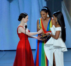 Rachel Brosnahan recibe el galardón de manos de Tiffany Haddish Rachel Brosnahan recibe el galardón de manos de Tiffany Haddish