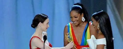 Rachel Brosnahan recibe el galardón de manos de Tiffany Haddish Rachel Brosnahan recibe el galardón de manos de Tiffany Haddish