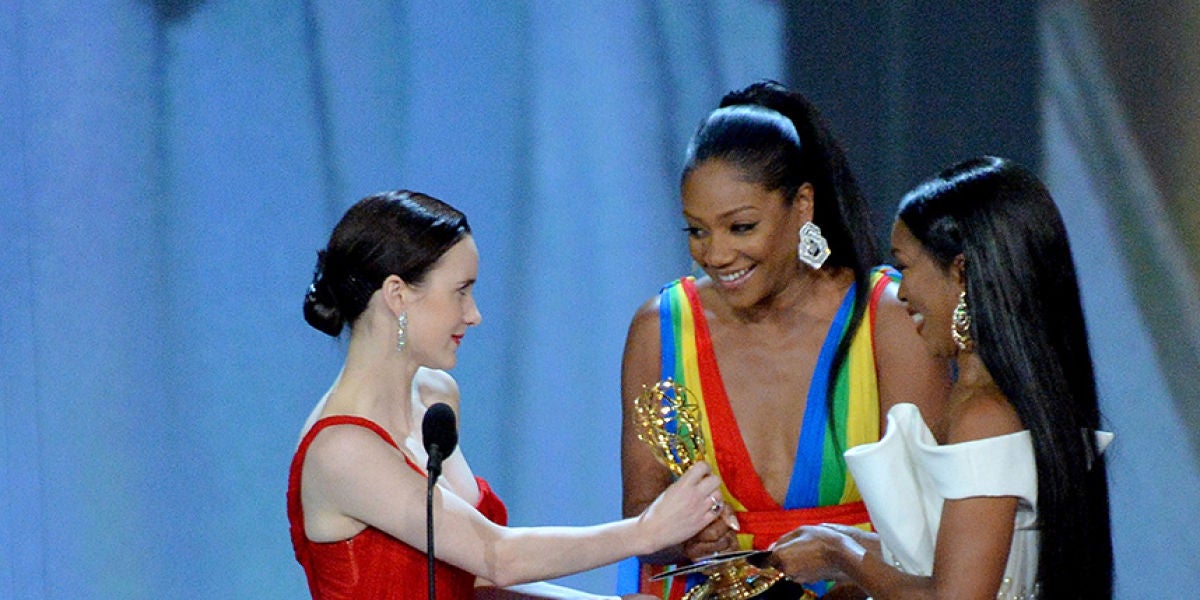 Rachel Brosnahan recibe el galardón de manos de Tiffany Haddish