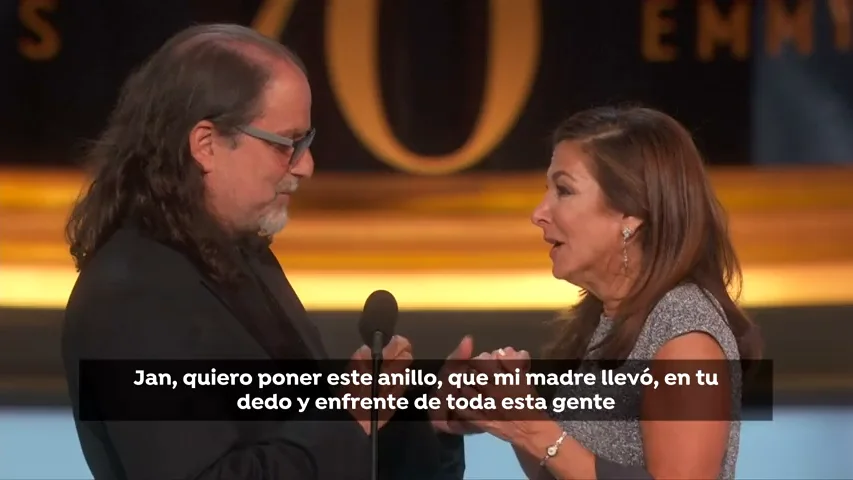 Un ganador de los Emmy le propone matrimonio a su pareja sobre el escenario Un ganador de los Emmy le propone matrimonio a su pareja sobre el escenario