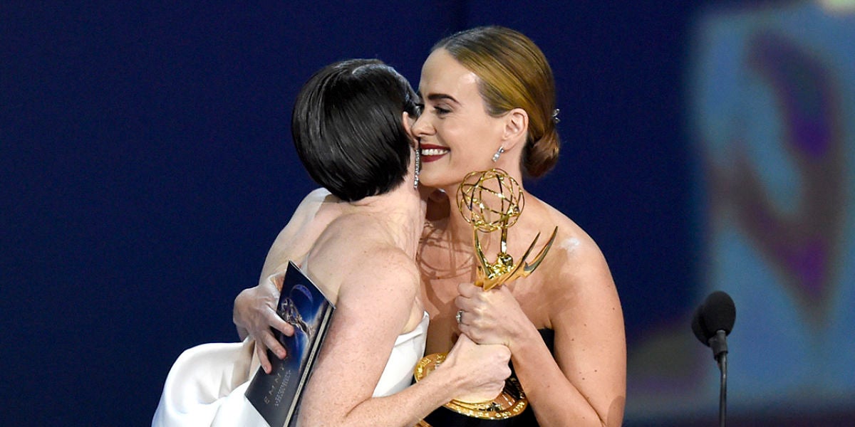 Sarah Paulson entrega el Emmy a una Claire Foy muy emocionada