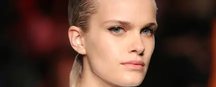 Una modelo con tres pechos en la Milan Fashion Week Una modelo con tres pechos en la Milan Fashion Week