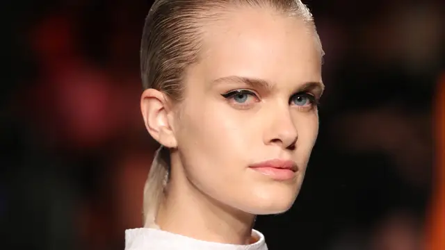 Una modelo con tres pechos en la Milan Fashion Week