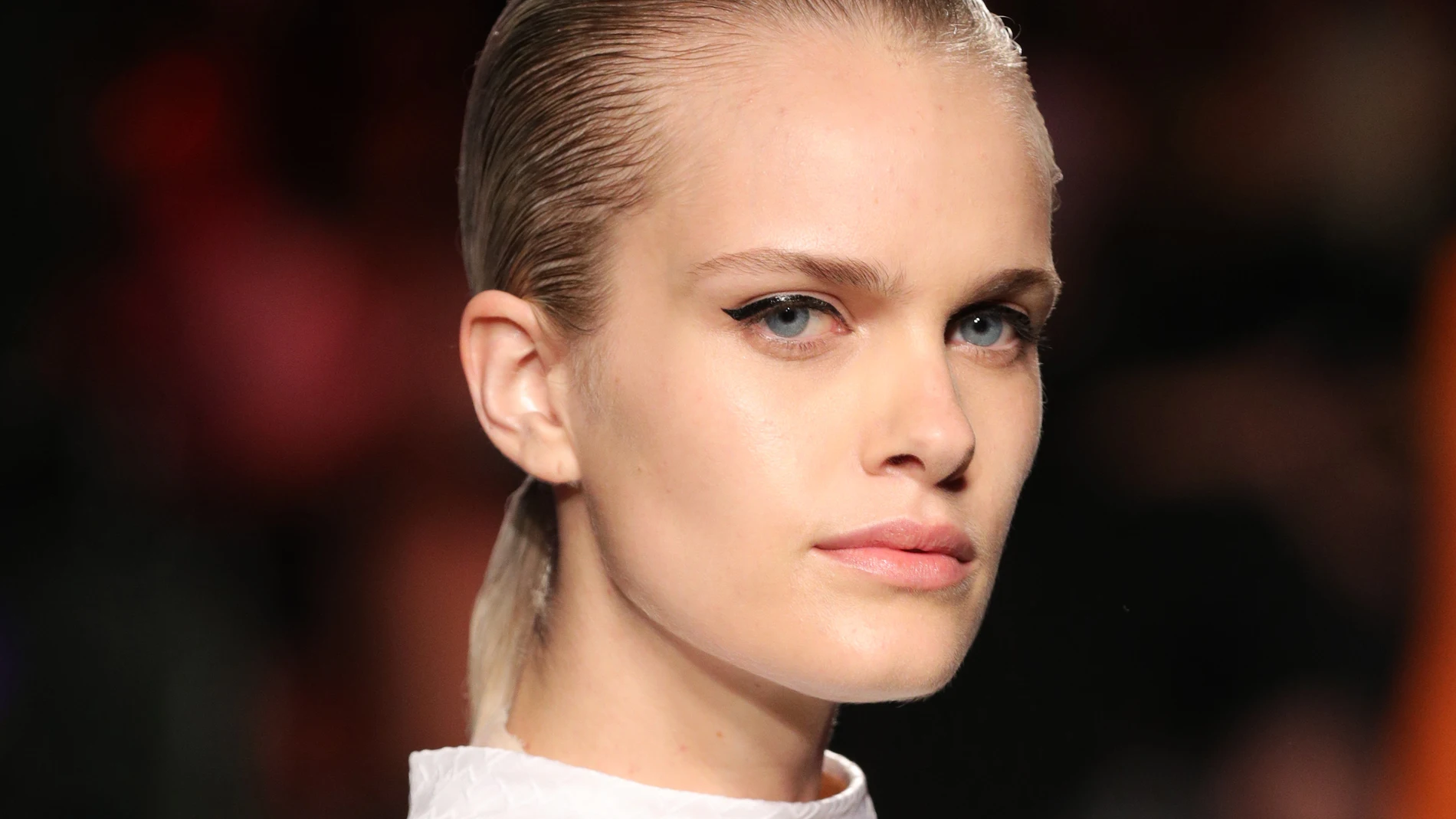 Una modelo con tres pechos en la Milan Fashion Week Una modelo con tres pechos en la Milan Fashion Week