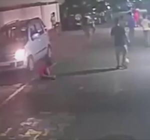 vídeo: Un niño sale ileso tras pasarle un coche por encima mientras se ataba los zapatos vídeo: Un niño sale ileso tras pasarle un coche por encima mientras se ataba los zapatos