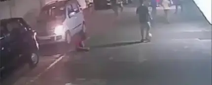 vídeo: Un niño sale ileso tras pasarle un coche por encima mientras se ataba los zapatos vídeo: Un niño sale ileso tras pasarle un coche por encima mientras se ataba los zapatos