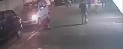vídeo: Un niño sale ileso tras pasarle un coche por encima mientras se ataba los zapatos vídeo: Un niño sale ileso tras pasarle un coche por encima mientras se ataba los zapatos