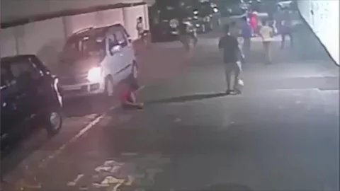 v&iacute;deo: Un ni&ntilde;o sale ileso tras pasarle un coche por encima mientras se ataba los zapatos