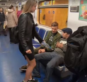 La activista rociando la entrepierna de un hombre La activista rociando la entrepierna de un hombre