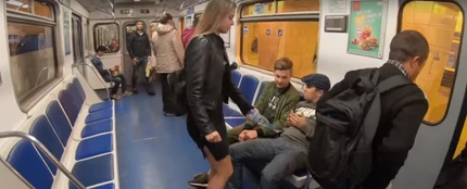 La activista rociando la entrepierna de un hombre La activista rociando la entrepierna de un hombre