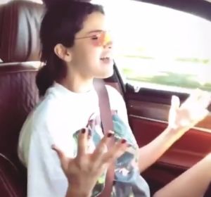 Selena Gomez conduciendo Selena Gomez conduciendo