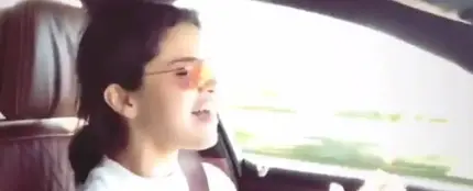 Selena Gomez conduciendo Selena Gomez conduciendo