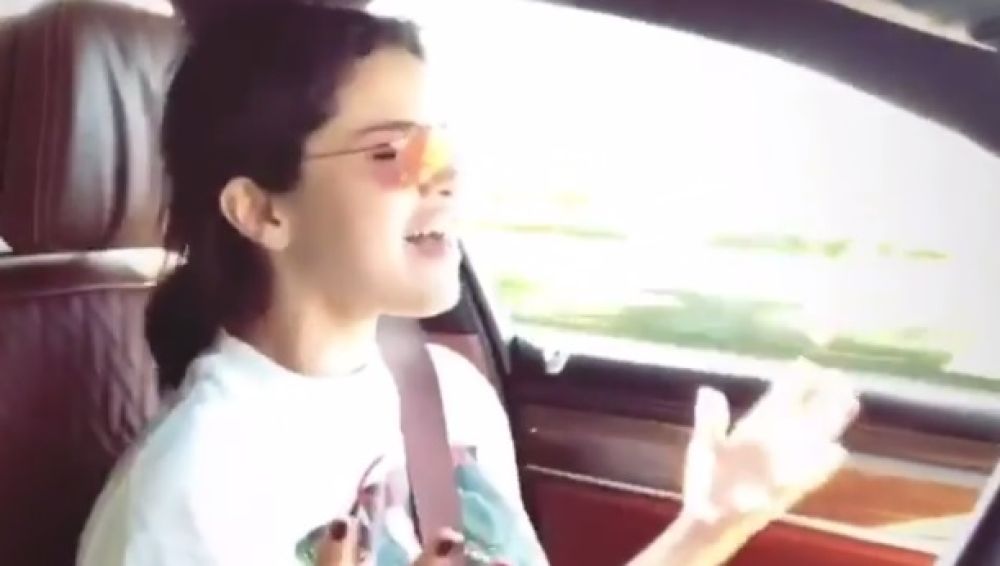 Selena Gomez conduciendo