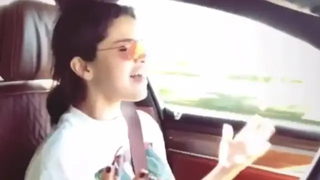 Selena Gomez conduciendo