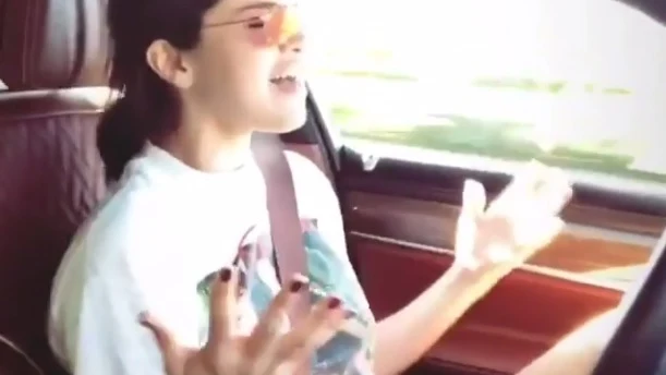 Selena Gomez conduciendo